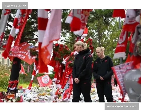 罗马球员迪巴拉代表全队向若塔默哀献花安菲尔德致敬 罗马球员迪巴拉代表全队向若塔默哀献花安菲尔德致敬