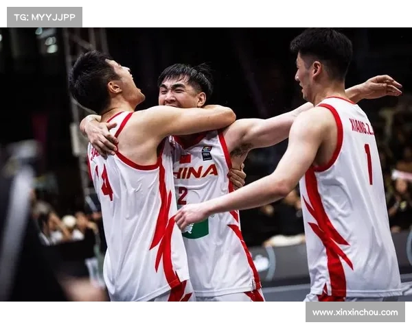 中国男篮备战亚洲杯突遇意外 训练馆篮筐上翘紧急更换